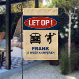 Let op, ze kamperen weer - Gepersonaliseerde Tuin vlag