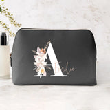 Jouw Initiaal - PU make-uptasje met personaliseerbare bloemeninitialen en naamdesign