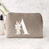 Jouw Initiaal - PU make-uptasje met personaliseerbare bloemeninitialen en naamdesign