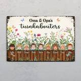 De tuin van oma & opa - Deurbord met personaliseerbare kinderfiguren en botanisch ontwerp
