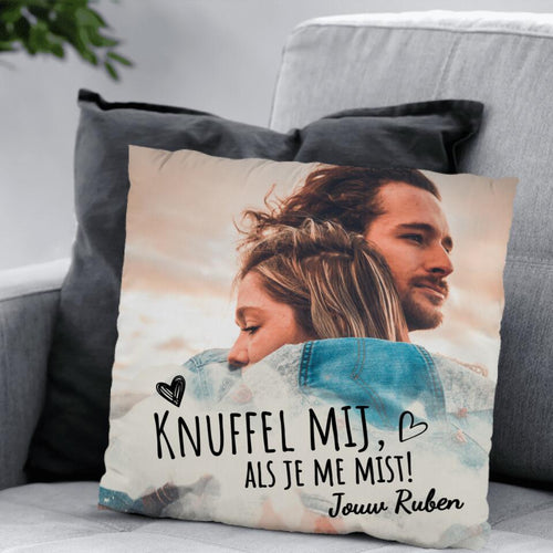 Gepersonaliseerd koppel-kussen Knuffel mij met namen en hartdesign in premium pluche – Motiv 2