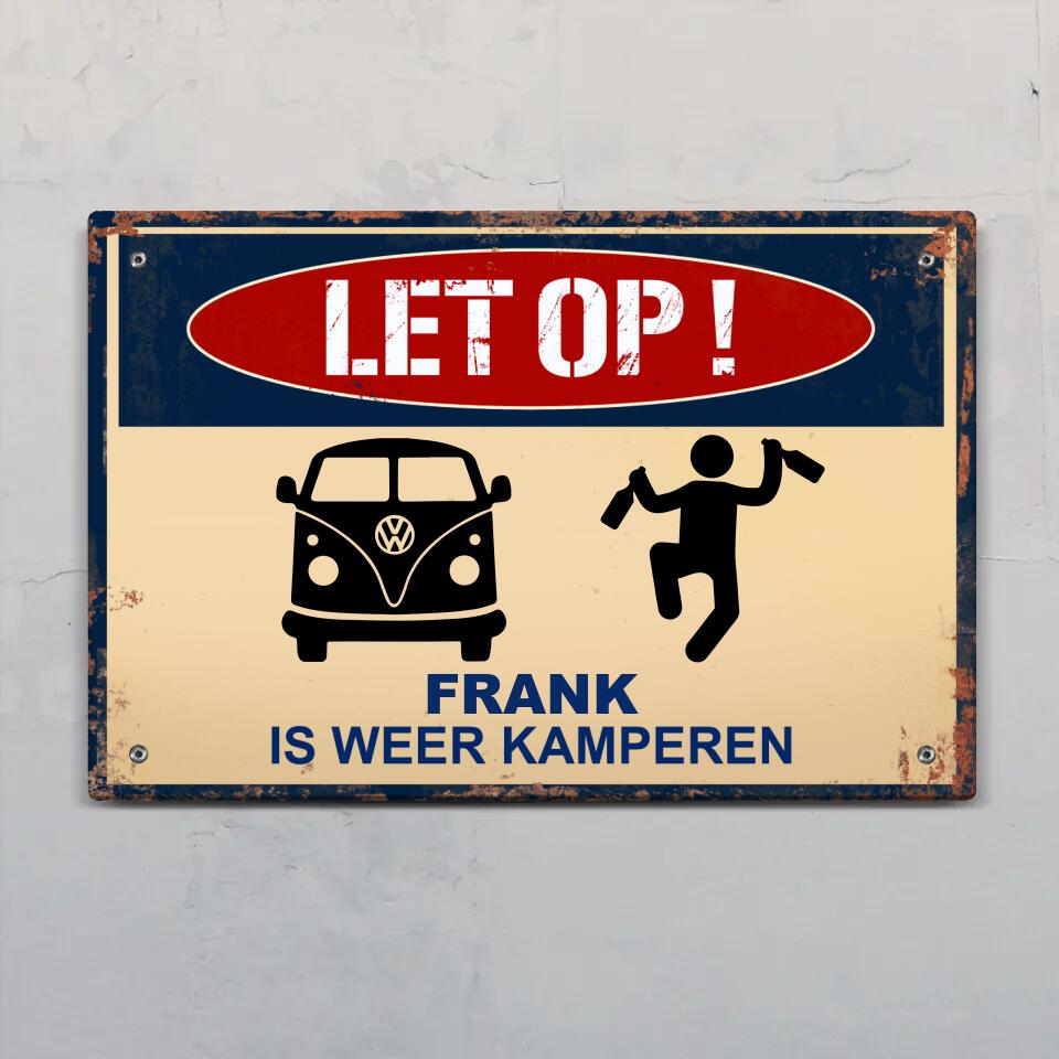 Personaliseerbaar outdoor-deurbord camping thema met opdruk 'Let op, ze kamperen weer' in levendige kleuren