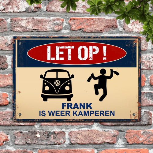 Personaliseerbaar outdoor-deurbord camping thema met opdruk 'Let op, ze kamperen weer' in levendige kleuren – Motiv 2