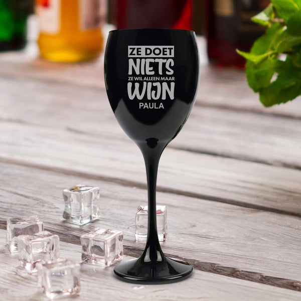 Ze doet niets - Vrienden-Wijnglas