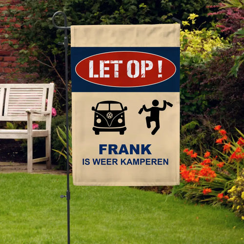 Gepersonaliseerde tuinvlag met aangepaste opdruk 'Ze kamperen weer' en namen, gemaakt van duurzaam linnenstof