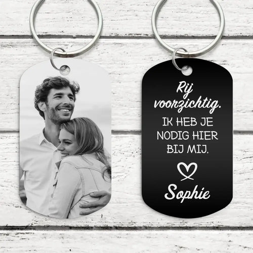 Gegraveerde metalen koppel-sleutelhanger zwart-wit met persoonlijke gravure, ideaal als partnercadeau