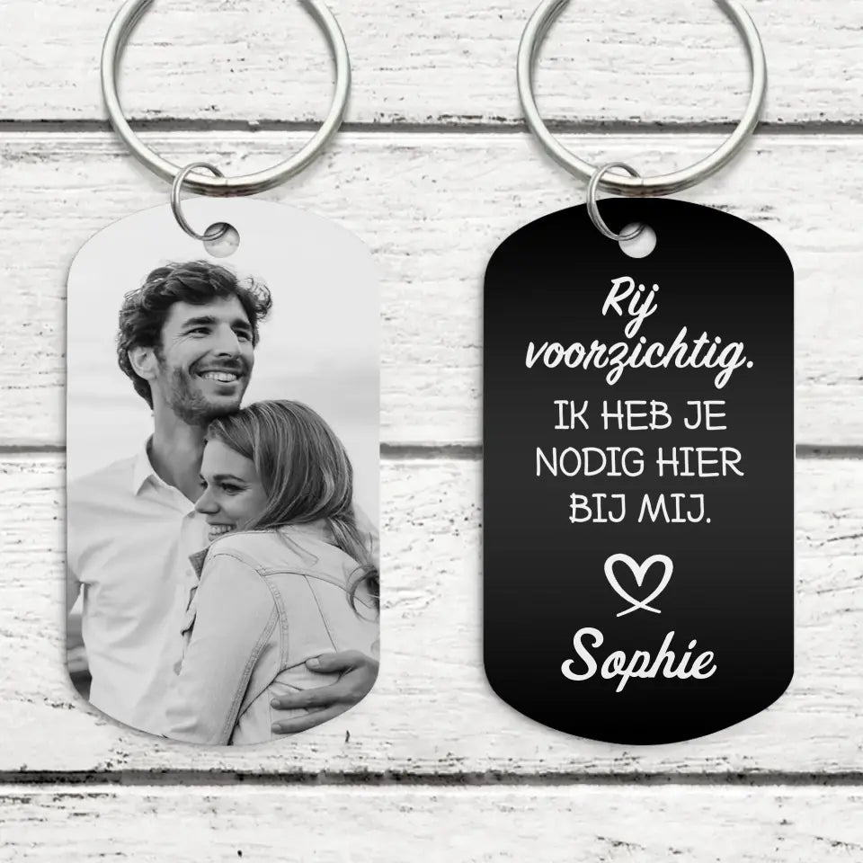 Gegraveerde metalen koppel-sleutelhanger zwart-wit met persoonlijke gravure, ideaal als partnercadeau