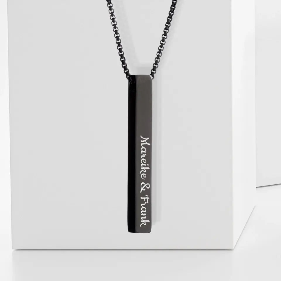 Gegraveerde koppel-stick ketting met persoonlijke namen en karabijnsluiting