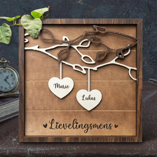 Gepersonaliseerde houten koppel-hartstandaard met twee gegraveerde harten en namen – Motiv 2