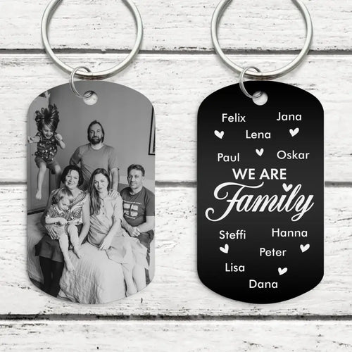 Familie-sleutelhanger gegraveerd zwart/wit metaal met persoonlijke gravure We are Family