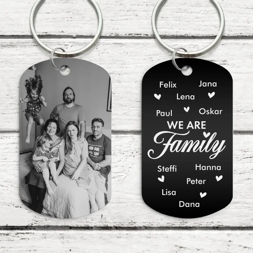 Familie-sleutelhanger gegraveerd zwart/wit metaal met persoonlijke gravure We are Family