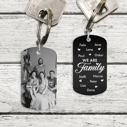 Familie-sleutelhanger gegraveerd zwart/wit metaal met persoonlijke gravure We are Family – Motiv 2