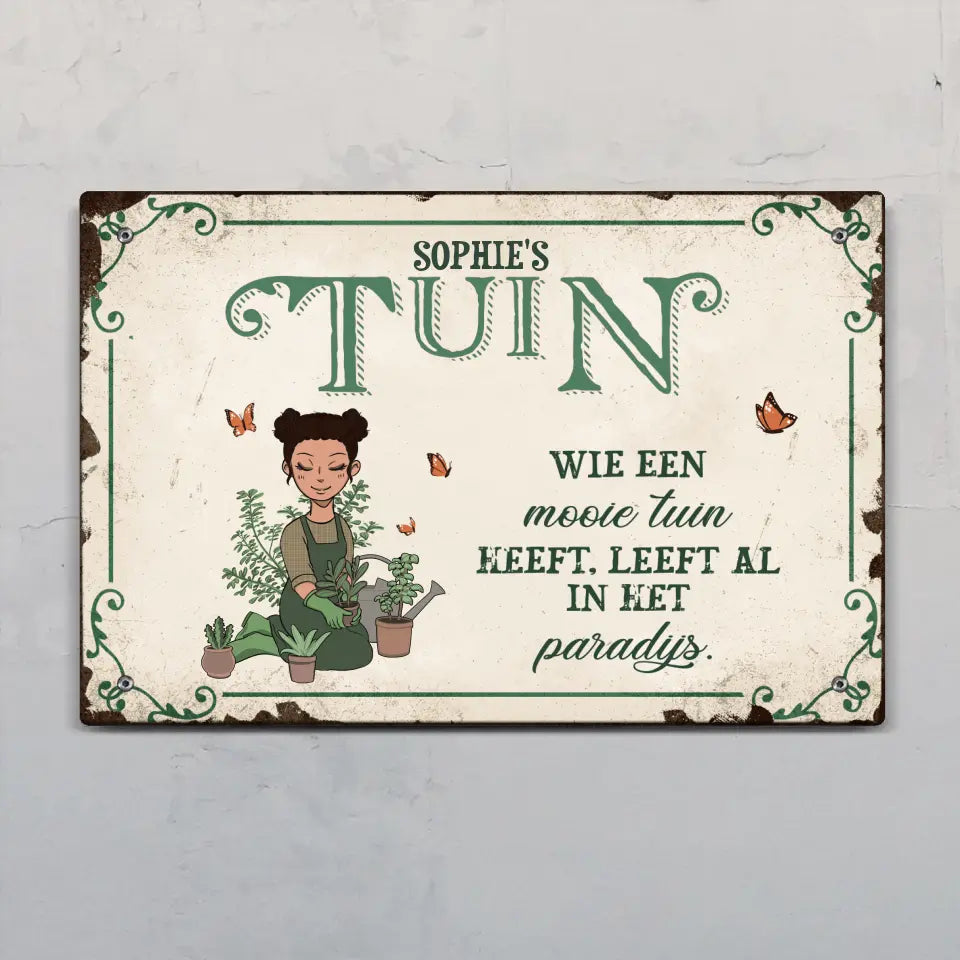 Personaliseerbaar tuinmeisje deurbord voor buiten met levendige kleuren en weerbestendige Alu-Dibond afwerking