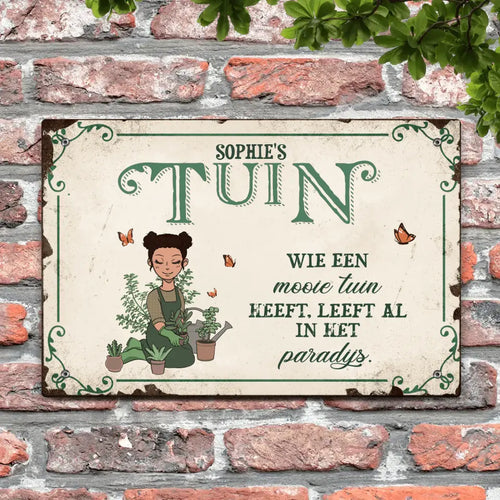 Personaliseerbaar tuinmeisje deurbord voor buiten met levendige kleuren en weerbestendige Alu-Dibond afwerking – Motiv 2