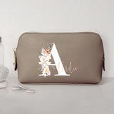 Jouw Initiaal - PU make-uptasje met personaliseerbare bloemeninitialen en naamdesign