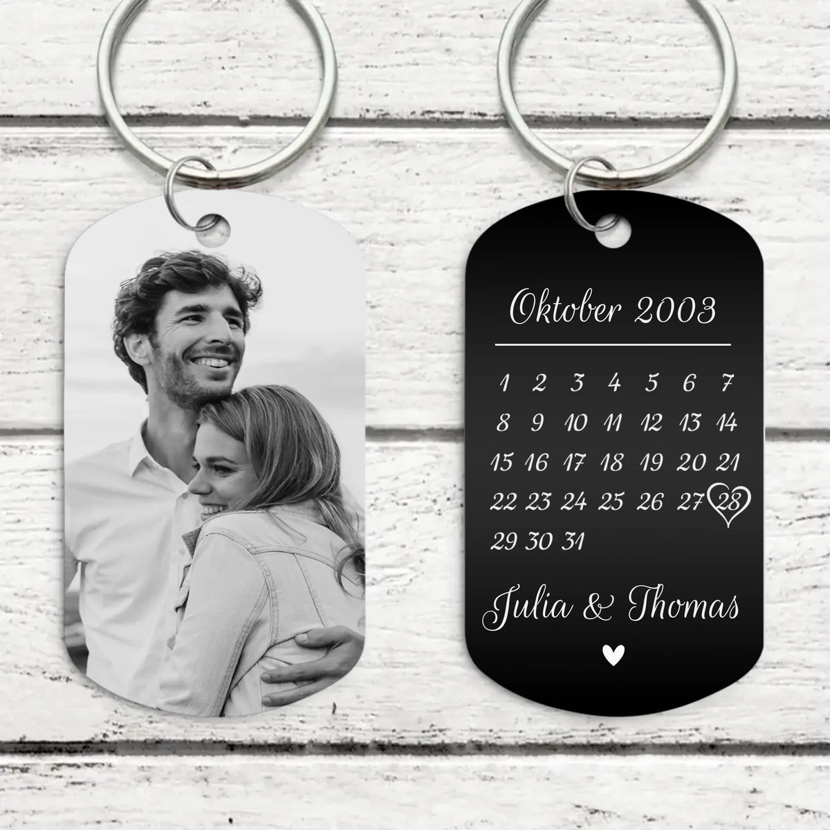 Sleutelhanger met foto en gegraveerde jubileumdatum voor koppels in zwart en wit