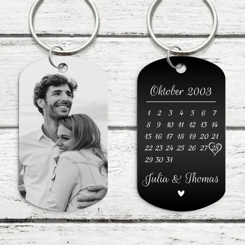 Sleutelhanger met foto en gegraveerde jubileumdatum voor koppels in zwart en wit