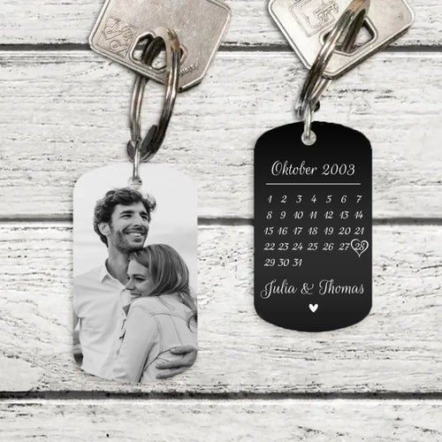 Sleutelhanger met foto en gegraveerde jubileumdatum voor koppels in zwart en wit – Motiv 2