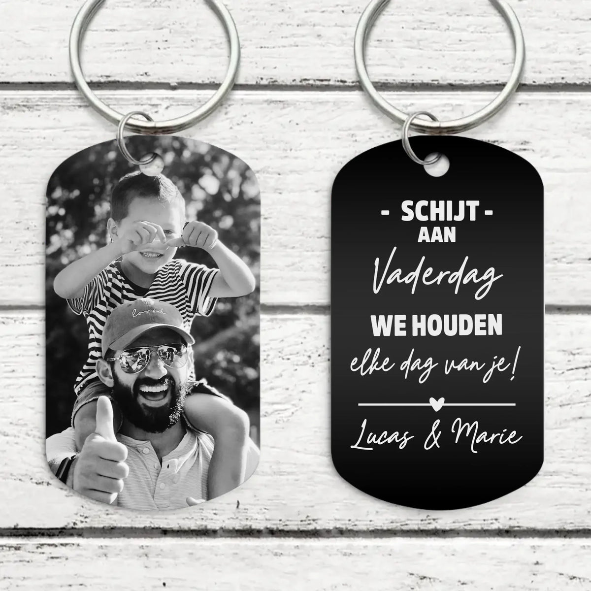Zwarte geanodiseerde metalen sleutelhanger met persoonlijke gravure, ideaal als Vaderdag geschenk