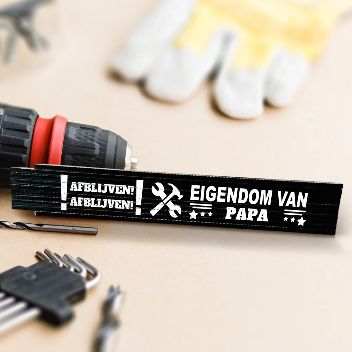 Houten duimstok Afblijven! met personaliseerbare design en namen, ideaal cadeau voor ouders en vaders