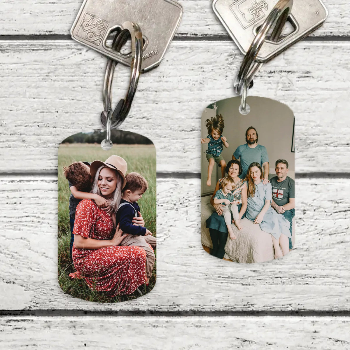 Gepersonaliseerde metalen sleutelhanger met twee aangepaste foto's en kleurendruk aan beide zijden