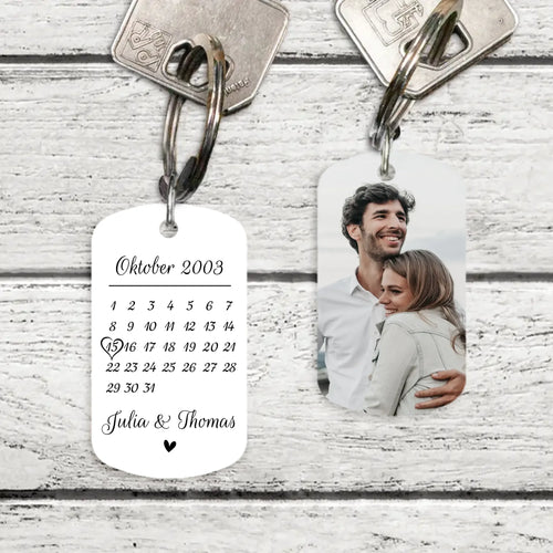 Metalen sleutelhanger met gekleurde fotobedrukking en jubileumdatum voor koppels, geborsteld roestvrij staal