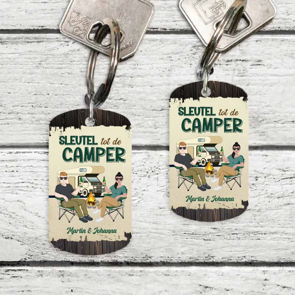 Gepersonaliseerde camping sleutelhanger voor koppels met metalen bedrukking en aangepaste namen