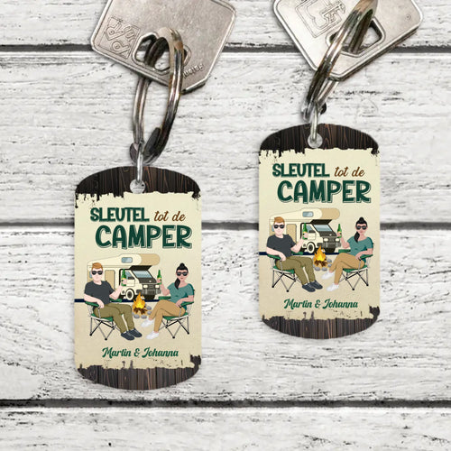 Gepersonaliseerde camping sleutelhanger voor koppels met metalen bedrukking en aangepaste namen
