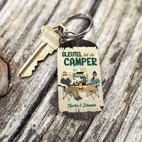 Gepersonaliseerde camping sleutelhanger voor koppels met metalen bedrukking en aangepaste namen – Motiv 2
