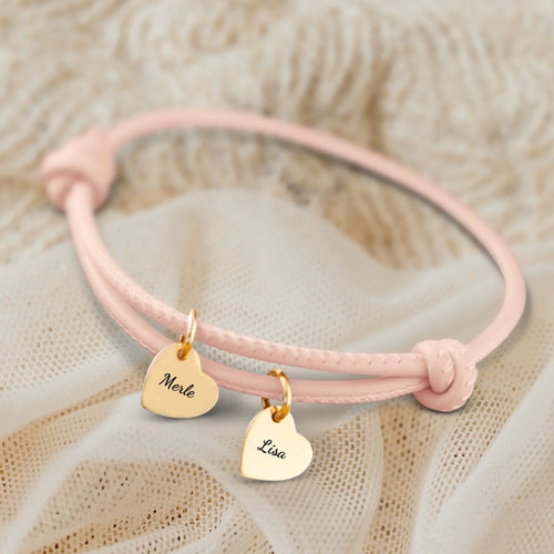 Gepersonaliseerde leren armband met gegraveerde hartjes en namen voor vrienden