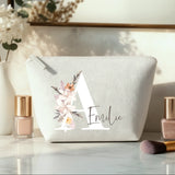 Jouw Initiaal - Vilten make-up tasje met personaliseerbare bloemeninitialen en naamdesign