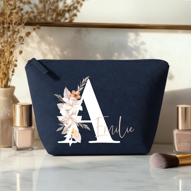 Jouw Initiaal - Vilten make-up tasje met personaliseerbare bloemeninitialen en naamdesign
