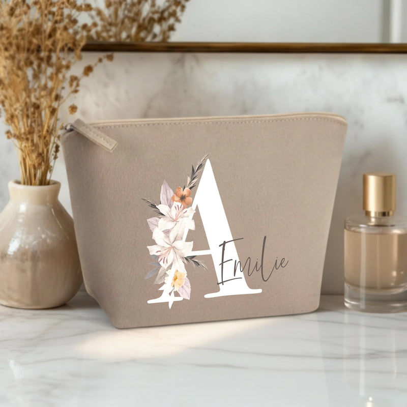 Jouw Initiaal - Vilten make-up tasje met personaliseerbare bloemeninitialen en naamdesign