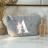 Jouw Initiaal - Vilten make-up tasje met personaliseerbare bloemeninitialen en naamdesign
