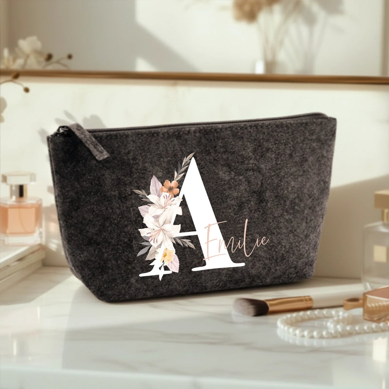 Jouw Initiaal - Vilten make-up tasje met personaliseerbare bloemeninitialen en naamdesign