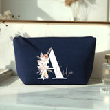 Jouw Initiaal - Vilten make-up tasje met personaliseerbare bloemeninitialen en naamdesign