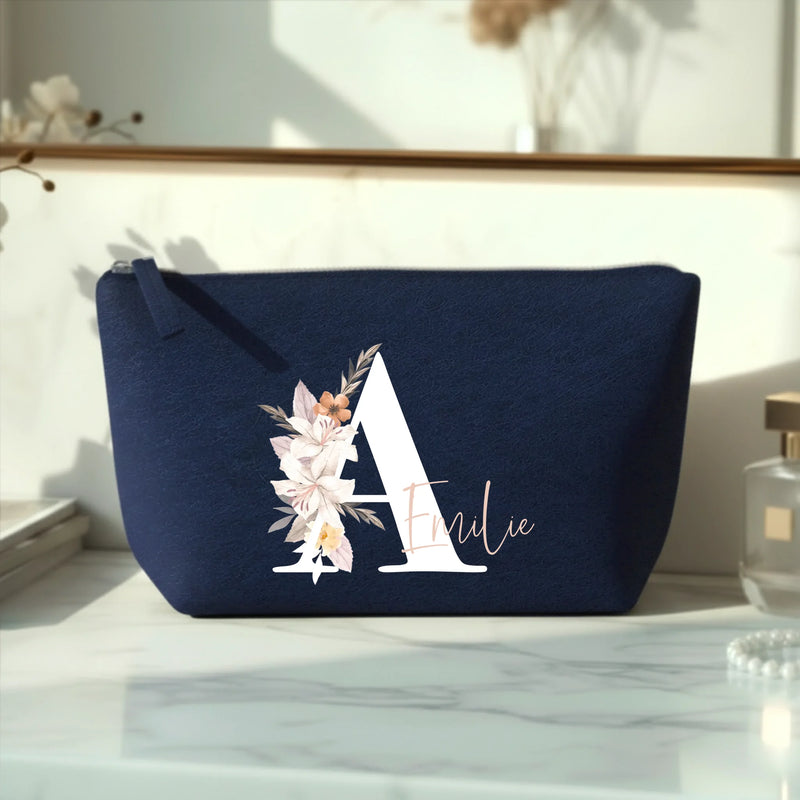 Jouw Initiaal - Vilten make-up tasje met personaliseerbare bloemeninitialen en naamdesign
