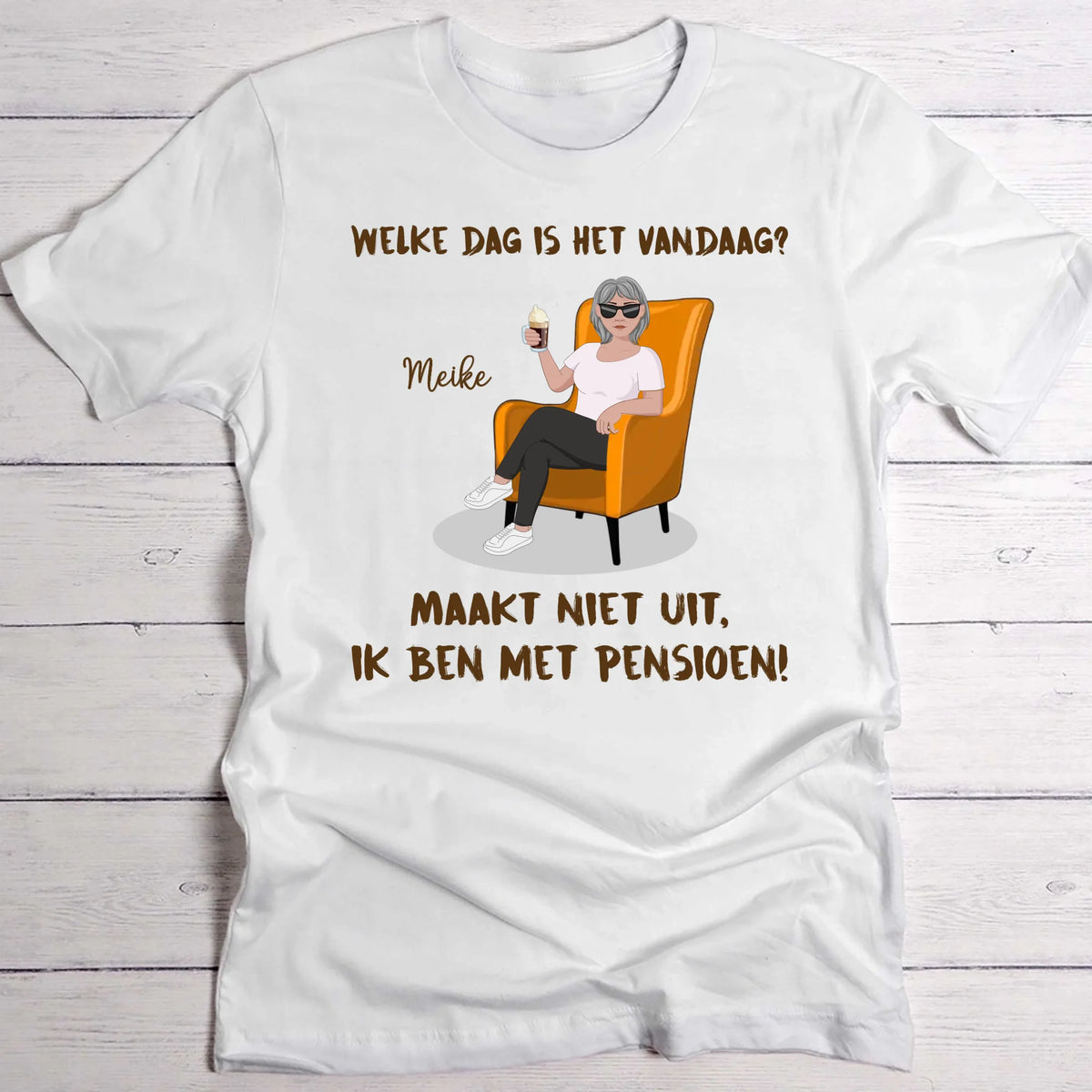 Gepersonaliseerd pensioen T-shirt Pensioneringsvreugde met naam en ontwerp in DTF-print