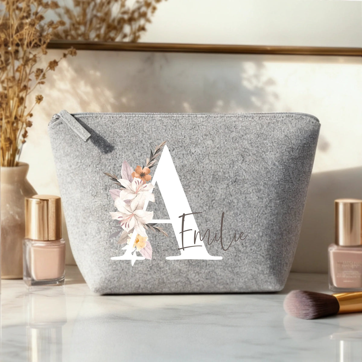Vilten make-up tasje met gepersonaliseerde naam en bloemeninitiaal design
