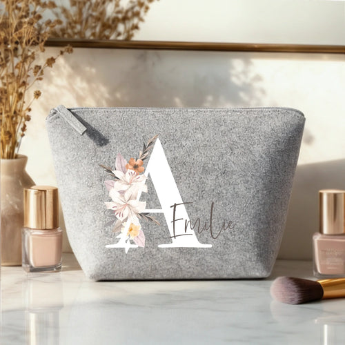 Vilten make-up tasje met gepersonaliseerde naam en bloemeninitiaal design