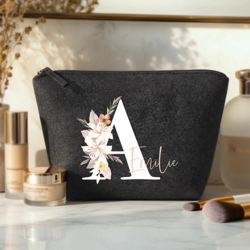 Vilten make-up tasje met gepersonaliseerde naam en bloemeninitiaal design – Motiv 2