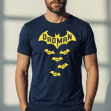 Dadman – Gepersonaliseerd T-shirt voor papa voor Vaderdag (donker)
