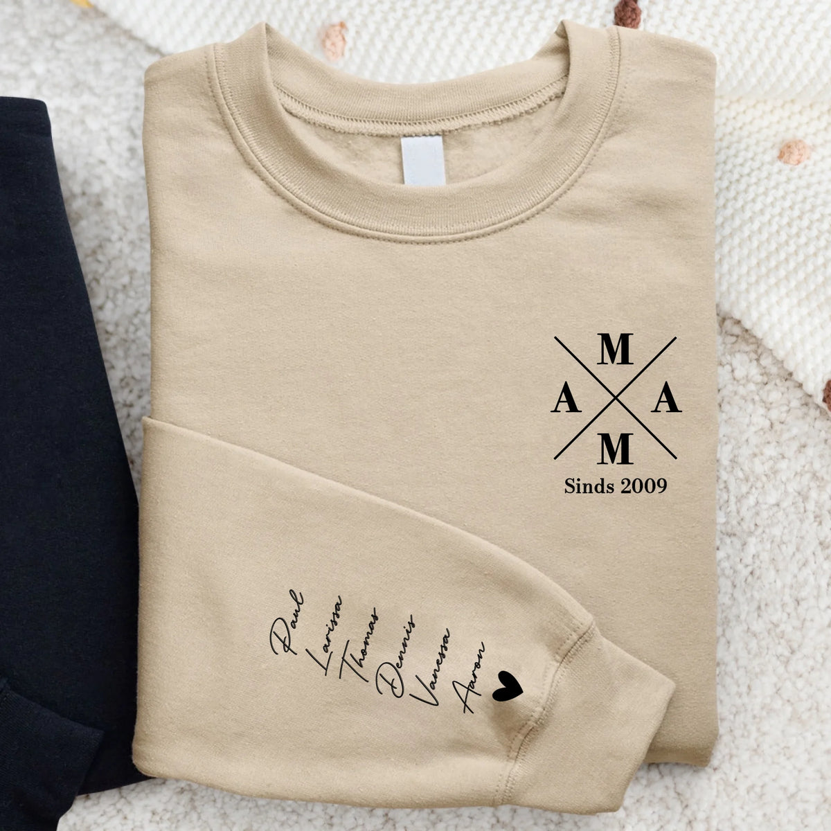 Mama sweater met aangepaste kindernamen en modern design, gemaakt van aaibaar materiaal