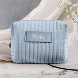 Premium fluwelen make-up tasje Wavy met gepersonaliseerde naamopdruk, zacht materiaal – Motiv 24