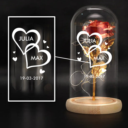 Gouden roos in glazen koepel met gepersonaliseerde gravure en warmwitte lichtslinger – Motiv 2